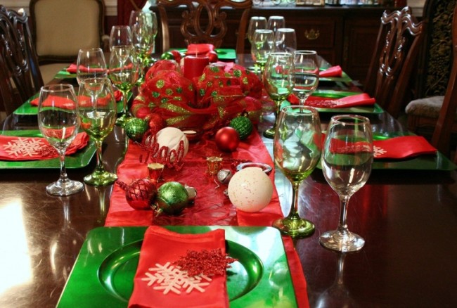 Christmas Holiday Table Top in a Box, Chargers, Glasses, Tablerunner, Centerpiece Complete Setting for 8