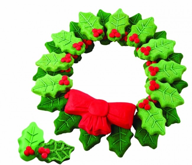 Wilton 2105-0487 Nonstick Holly Wreath Shaped Cookie Pan